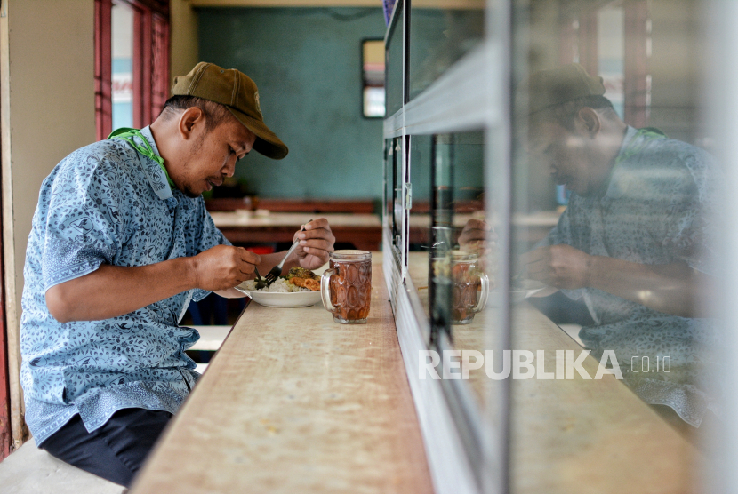 Pengunjung menyantap makanan di salah satu warteg di Jakarta. Kenaikan harga minyak goreng curah akan memberatkan para pengusaha warteg. Ilustrasi.