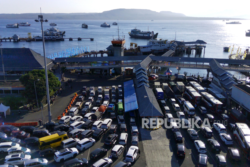 Foto udara antrean kendaraan memasuki kapal di Pelabuhan Ketapang, Banyuwangi. Menhub sebut skybridge stasiun ke Pelabuhan Banyuwangi dirancang perancang kenamaan.