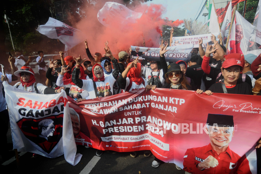 Sejumlah massa dari Relawan Sahabat Ganjar saat melaksanakan longmarch di Jakarta, Selasa (9/5/2023). Aksi berupa longmarch massa dari Tugu Proklamasi hingga DPP PDI Perjuangan itu untuk memberikan dukungan berupa penyarahan KTP bagi Ganjar Pranowo sebagai Bakal Calon Presiden pada Pilpres 2024 mendatang.
