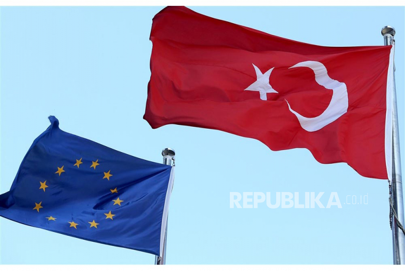  Bendera nasional Turki berkibar dekat dengan bendera Uni Eropa di Istanbul, Turki.