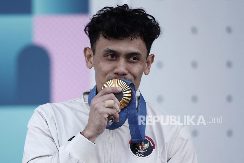 Atlet panjat tebing putra Indonesia Veddriq Leonardo mencium medali seusai mengalahkan atlet China Wu Peng pada final nomor speed putra Olimpiade Paris 2024 di Le Bourget Climbing Venue, Paris, Prancis, Kamis (8/8/2024). Veddriq Leonardo berhasil meraih medali emas dengan catatan waktu 4,75 detik.