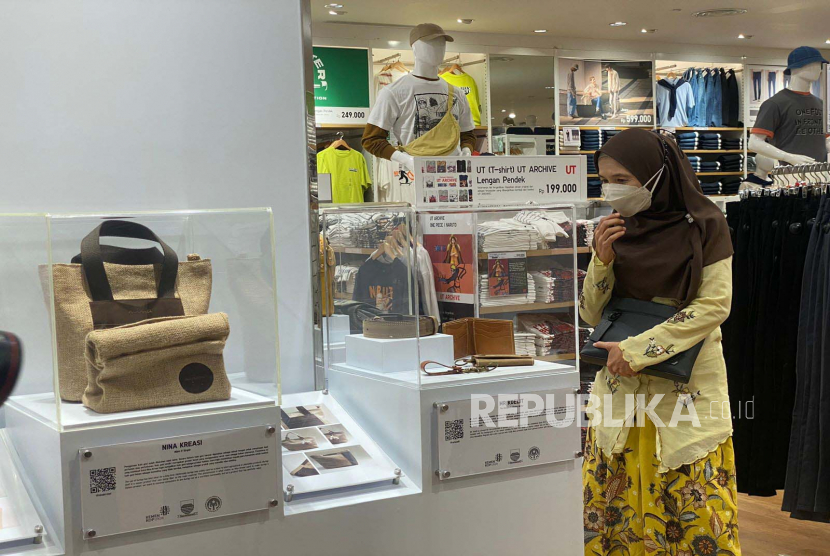Sejumlah produk pelaku usaha lokal ditampilkan di toko Uniqlo 23 Paskal Shopping Center, Kota Bandung. 