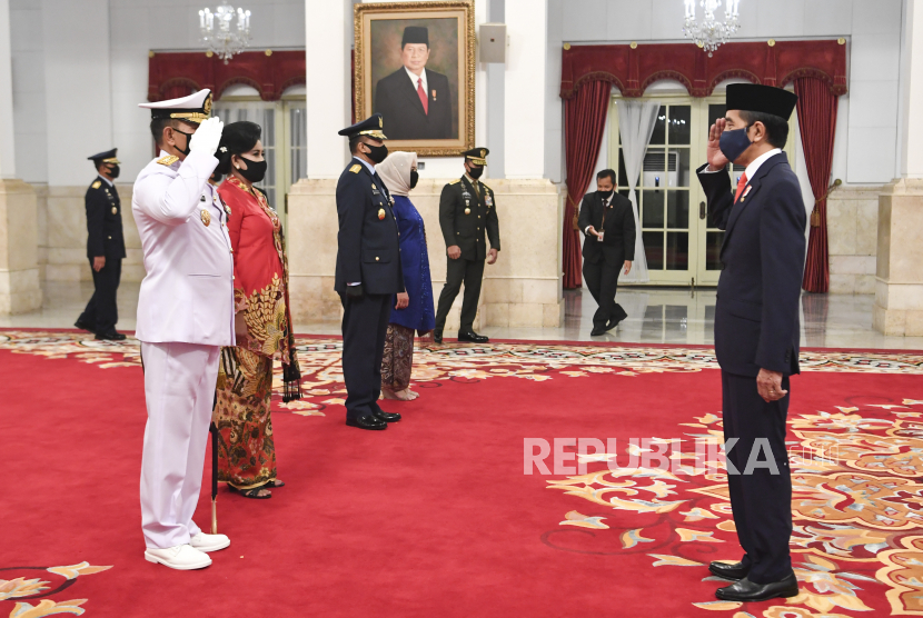 Presiden Joko Widodo memberikan ucapan selamat kepada KSAL Laksamana Yudo Margono dan KSAU Marsekal Fadjar Prasetyo di Istana Kepresidenan, Rabu (20/5).