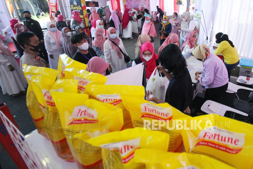 Pengunjung antre bazar sembako murah ilustrasi. Pemerintah Kota Tangerang mengadakan bazar di 13 kecamatan se-Kota Tangerang pada September hingga Oktober 2022.