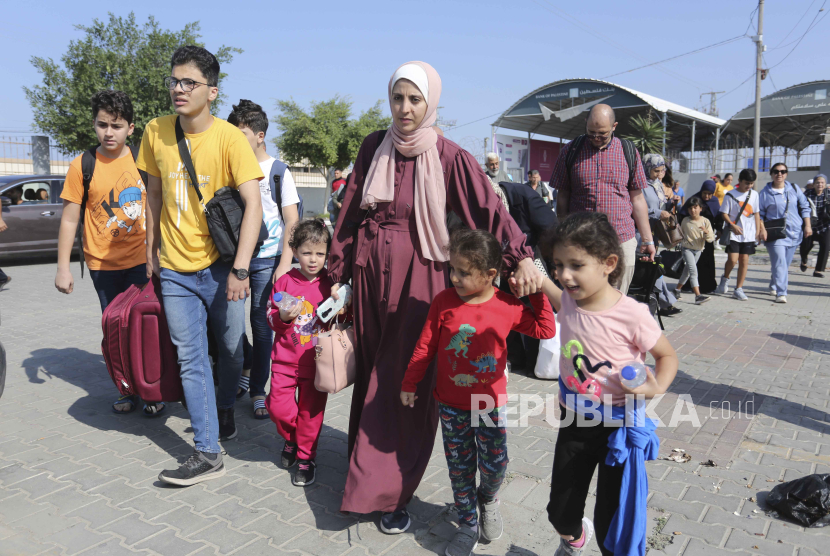 Warga Palestina menyeberang ke perbatasan Mesir dengan Jalur Gaza di Rafah Rabu, 1 November 2023.