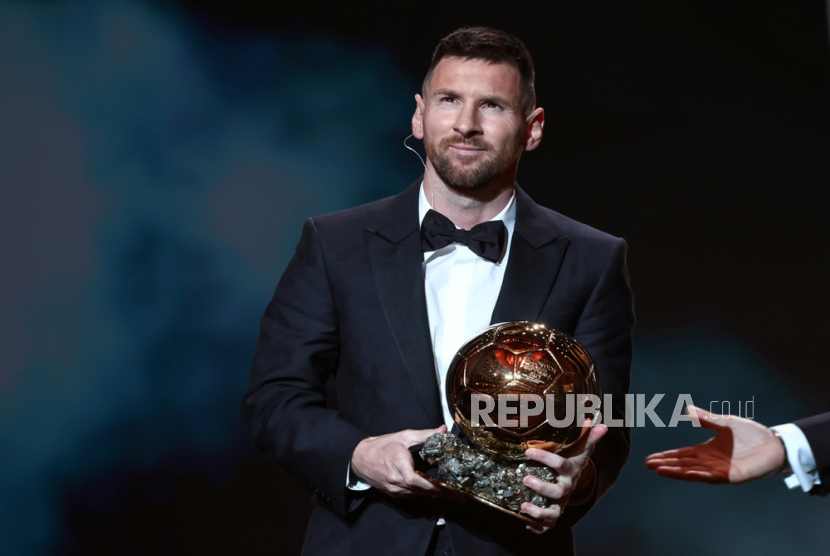 Lionel Messi saat menerima penghargaan Ballon d'Or