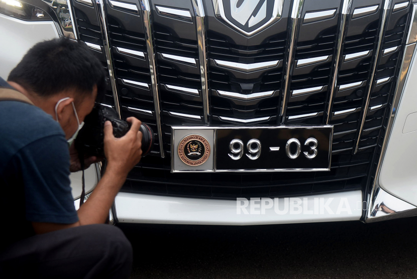 Plat kendaraan bermotor rencananya akan diberikan chip. Foto, plat khusus kendaraan anggota DPR terparikr di Kompleks Parlemen, Senayan, Jakarta (ilustrasi)