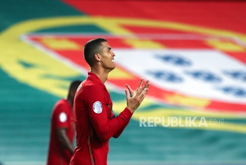 Reaksi bintang Portugal Cristiano Ronaldo saat pertandingan sepak bola Euro 2020.