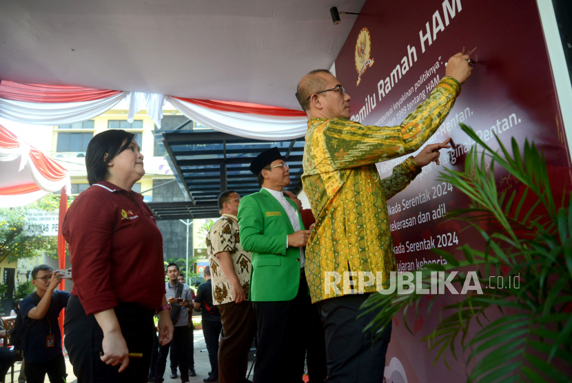 Ketua KPU RI Hasyim Asyari melakukan penandatanganan didampingi Ketua Komnas HAM Atnike Nova Sigiro dan Plt Ketum PPP Mardiono dalam acara Deklarasi Pemilu Ramah HAM. 