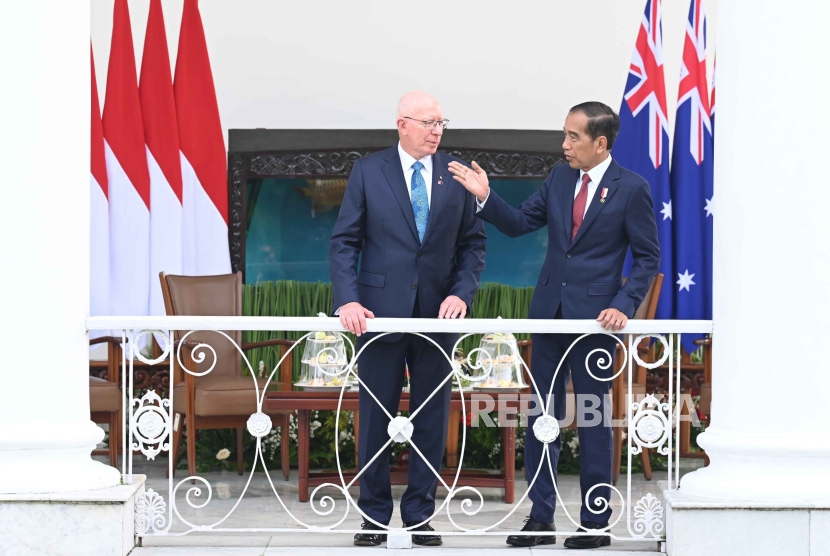 Presiden Joko Widodo (kanan) berbincang dengan Gubernur Jenderal Australia David Hurley di veranda saat kunjungan kenegaraan di Istana Bogor, Jawa Barat, Jumat (17/5/2024). Kunjungan Gubernur Jenderal Australia itu untuk merayakan 75 tahun hubungan diplomatik Indonesia-Australia. 