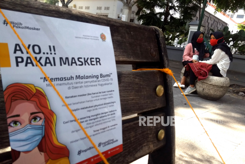 Pengunjung menggunakan masker di jalur pedestrian Malioboro, Yogyakarta, Kamis (11/6). Ini menyusul kawasan wisata ikonik Jogja ini ramai pengunjung pada minggu lalu