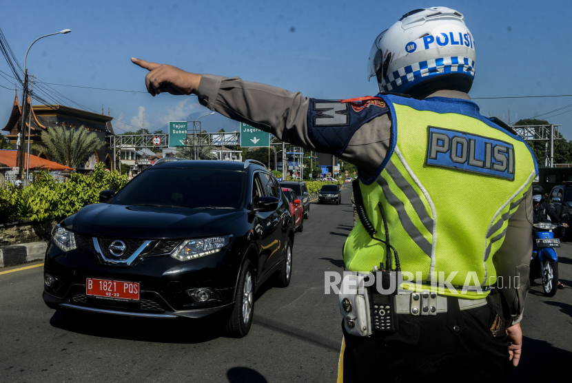 Sejumlah petugas gabungan saat memutarbalikan pengendara yang akan menuju kawasan Puncak, Bogor (ilustrasi)