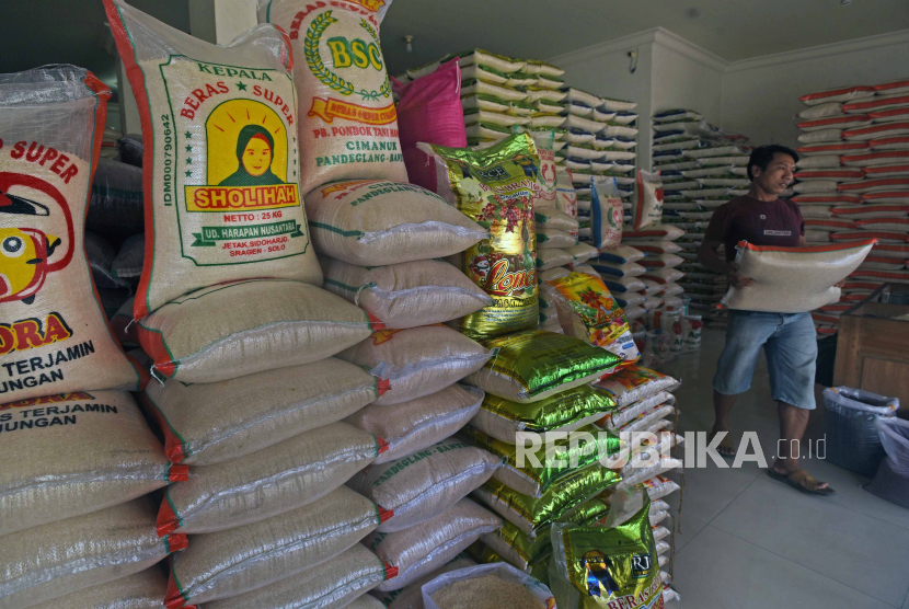 Pekerja mengangkut beras di Pasar Induk Rau Kota Serang, Banten, Sabtu (16/9/2023). 