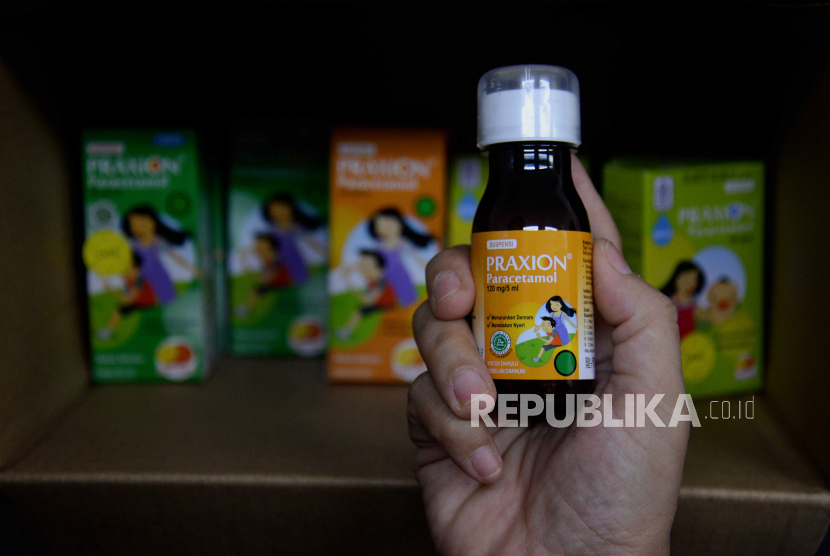 Pekerja memperlihatkan obat Sirup Praxion di Jakarta, Rabu (8/2/2023). Badan Pengawas Obat dan Makanan mengumumkan obat sirup Praxion dinyatakan aman dikonsumsi berdasarkan serangkaian pengujian yang telah dilakukan menggunakan tujuh sampel dengan hasil memenuhi syarat.
