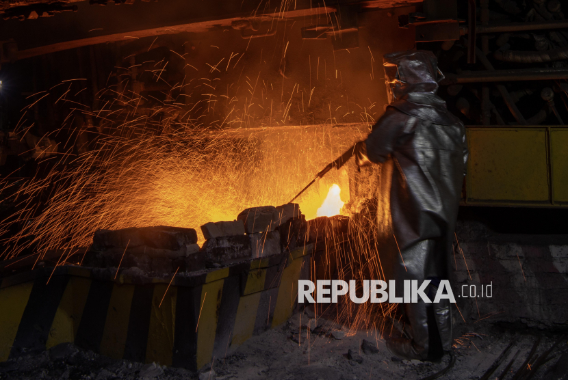 Pekerja menggunakan pakaian tahan api saat mengeluarkan biji nikel dari tanur dalam proses furnace di smelter PT Vale Indonesia Tbk di Sorowako, Luwu Timur, Sulawesi Selatan, Selasa (21/10/2025). Produksi nikel matte PT Vale Indonedia Tbk pada Semester I-2025 sebesar dua persen dibandingkan periode yang sama tahun lalu yaitu 34.774 ton meningkat menjadi 35.584 ton dan menargetkan produksi nikel matte hingga akhir tahun 2025 mencapai 71.234 ton. 