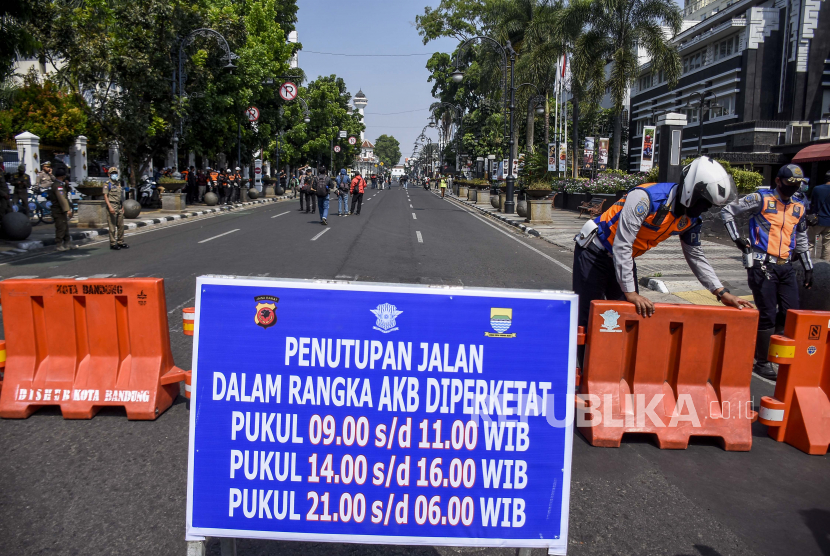 Petugas gabungan memasang pembatas jalan di Jalan Asia Afrika, Kota Bandung, beberapa waktu lalu. Pemkot Bandung menutup sejumlah ruas jalan guna meminimalisasi kerumunan pada masa Adaptasi Kebiasaan Baru (AKB) yang diperketat.