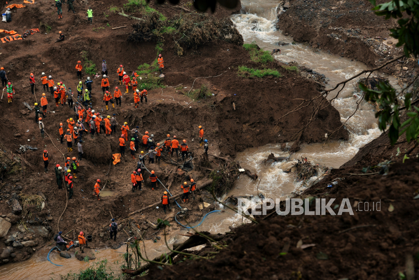 Tim SAR gabungan melakukan pencarian korban tertimbun longsor gempa bumi di Warung Sate Sinta, Cugenang, Kabupaten Cianjur, Jawa Barat, Sabtu (26/11/2022). Berdasarkan data Badan Nasional Penanggulangan Bencana (BNPB) pada Jumat (25/11/2022) korban jiwa bertambah 17 jenazah dengan jumlah total 310 korban jiwa. Republika/Thoudy Badai