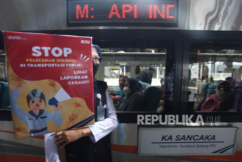 Petugas membawa poster kampanye cegah tindak kekerasan seksual di kereta api di Stasiun Gubeng Surabaya, Jawa Timur, Rabu (29/6/2022). Perlu upaya yang melibatkan banyak pihak dalam mengatasi masalah kekerasan seksual.