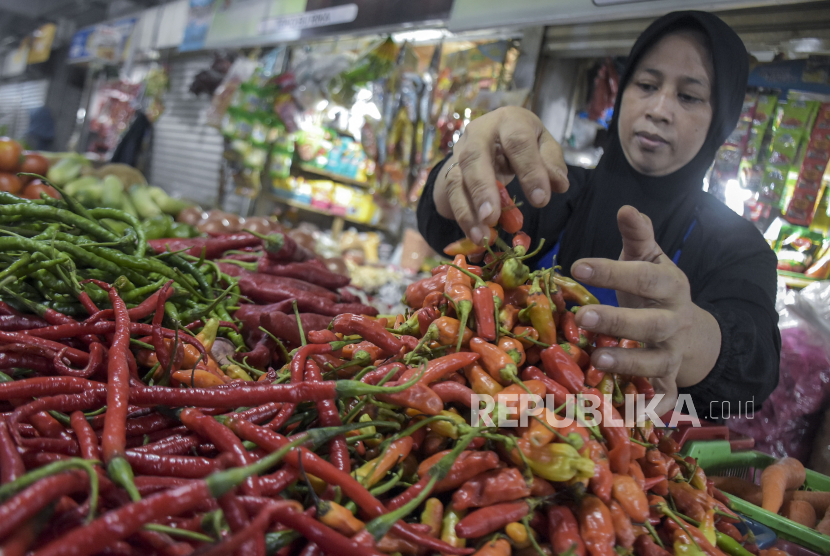 Pedagang menata cabai rawit di lapaknya di Pasar Kosambi, Kota Bandung, Jawa Barat, Selasa (7/11/2023). 