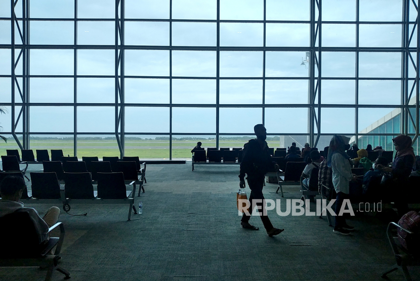 Penumpang menunggu keberangkatan pesawat di Bandara Internasional Yogyakarta.