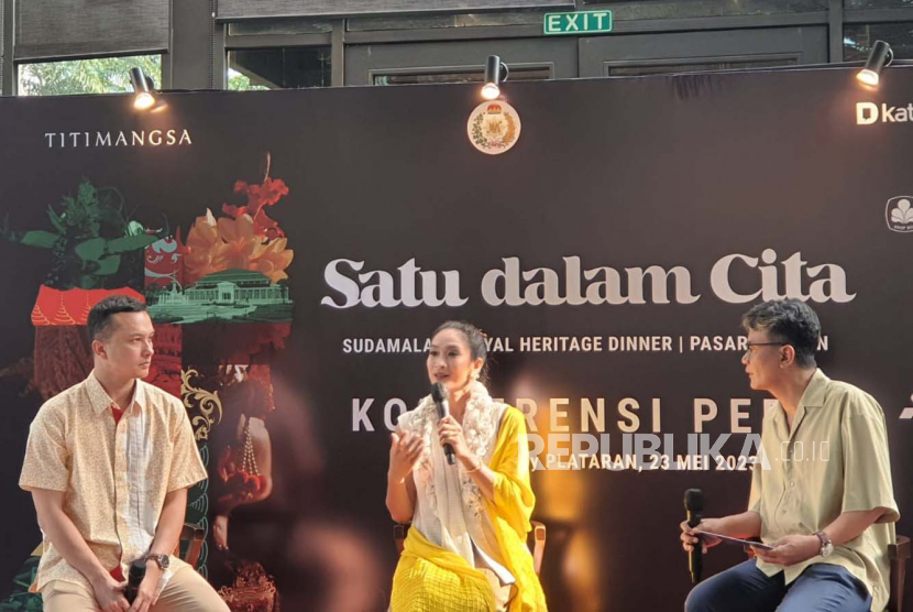 Produser acara Sudamala Nicholas Saputra dan Happy Salma di konferensi pers Satu dalam Cita di Senayan, Jakarta Pusat, Selasa (23/5/2023). 