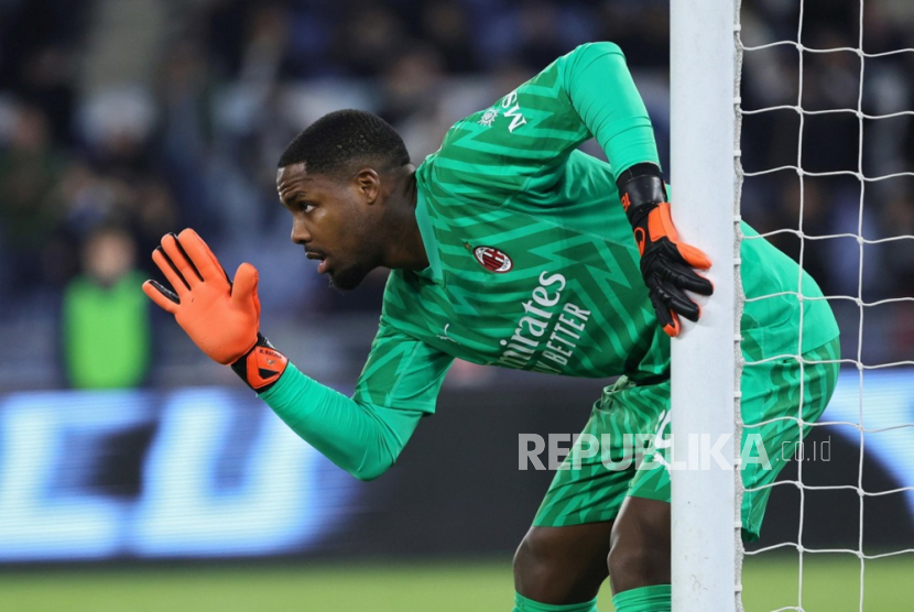 Goalkeeper Mike Maignan of Milan gestures during the Italian Serie A soccer match between SS Lazio and AC Milan, in Rome, Italy, 01 March 2024.  