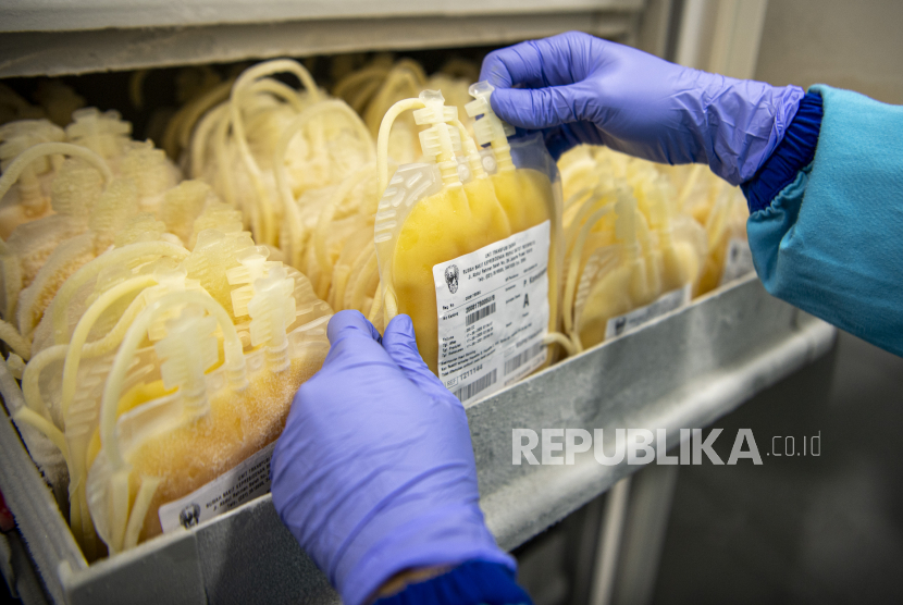 Petugas medis menyusun kantong berisi plasma konvalesen dari pasien sembuh COVID-19 di Unit Tranfusi Darah (UTD) Rumah Sakit Pusat Angkatan Darat (RSPAD) Gatot Soebroto Jakarta, Selasa (18/8/2020). Pengambilan plasma konvalesen pasien sembuh COVID-19  yang menggunakan alat apheresis bertujuan untuk membantu penyembuhan pasien terkonfirmasi COVID-19. 
