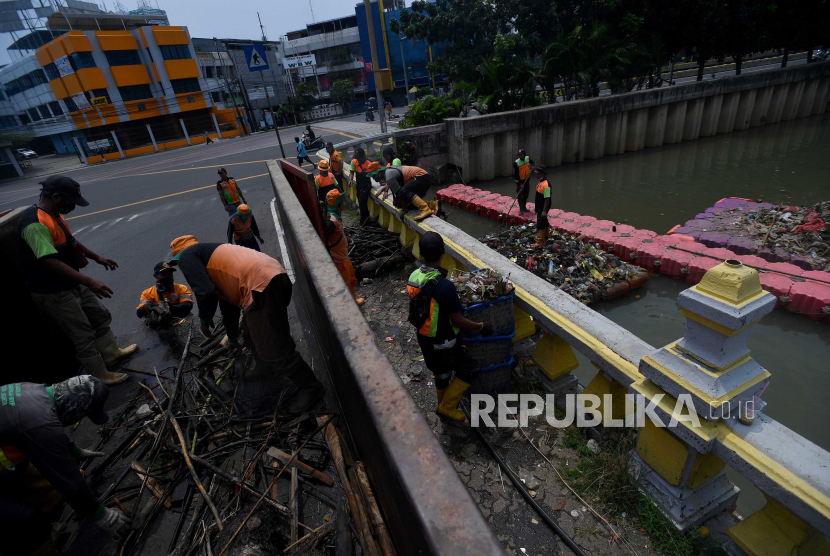 Petugas UPK Badan Lingkungan Provinsi DKI Jakarta mengangkut sampah dari Kali Ciliwung ke dalam bak truk (ilustrasi)