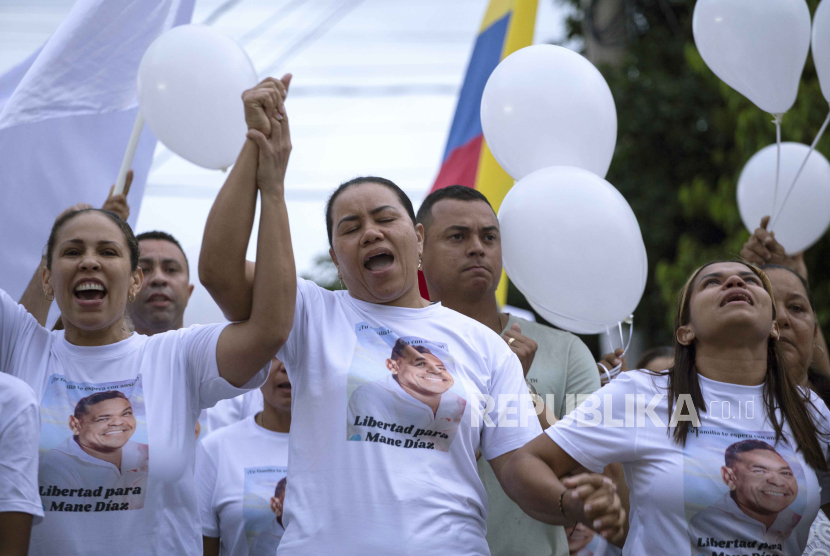 Sebuah pawai dengan ratusan orang mengenakan pakaian putih untuk menunjukkan solidaritas dan menuntut pembebasan ayah penyerang Liverpool Luis Diaz di Kolombia, Selasa (31/10/2023). 