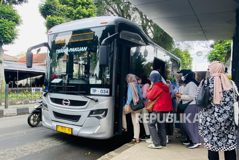 Penumpang mengantre untuk naik ke bus Biskita Transpakuan di Halte Bappeda, Kota Bogor. BPTJ Kemenhub akan segera menetapkan tarif terhadap transportasi massal yang masih gratis sejak akhir 2021 ini. 