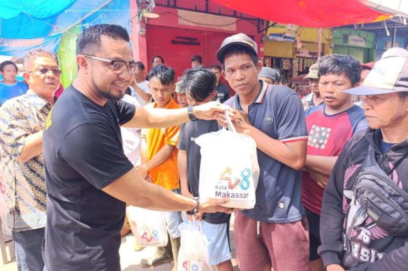 Perumda Pasar Makassar Salurkan Sembako untuk Petugas Kebersihan