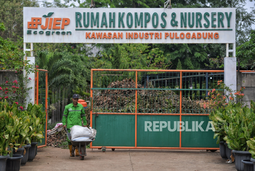Tim hijau rumah kompos & nursery PT Jakarta Industrial Estate Pulogadung (JIEP) membawa pupuk kompos yang sudah jadi di Kawasan JIEP, Pulogadung, Jakarta.