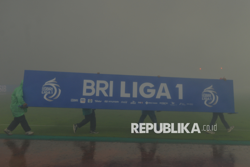 Petugas membawa papan untuk seremoni penyerahaan juara  BRI Liga 1 di Stadion Gelora Bandung Lautan Api (GBLA), Bandung, Jawa Barat
