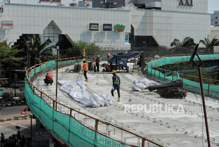 Sejumlah pekerja mengerjakan pembangunan konstruksi proyek LRT Jakarta fase 1B di Jalan Pemuda, Rawamangun, Pulo Gadung, Jakarta Timur, Rabu (11/9/2024). Konstruksi lintasan yang menghubungkan Stasiun Velodrome dengan LRT Jakarta Fase 1B kini sudah tersambung. Sementara, berdasarkan data Per Agustus 2024, progres pembangunan LRT Jakarta fase 1B Velodrome-Manggarai telah mencapai 26,64?ngan deviasi positif. Proyek LRT Jakarta Fase 1B nantinya akan membentang sejauh 6,4 kilometer dari Velodrome menuju Manggarai yang akan terintegrasi dengan transjakarta dan moda transportasi lainnya.