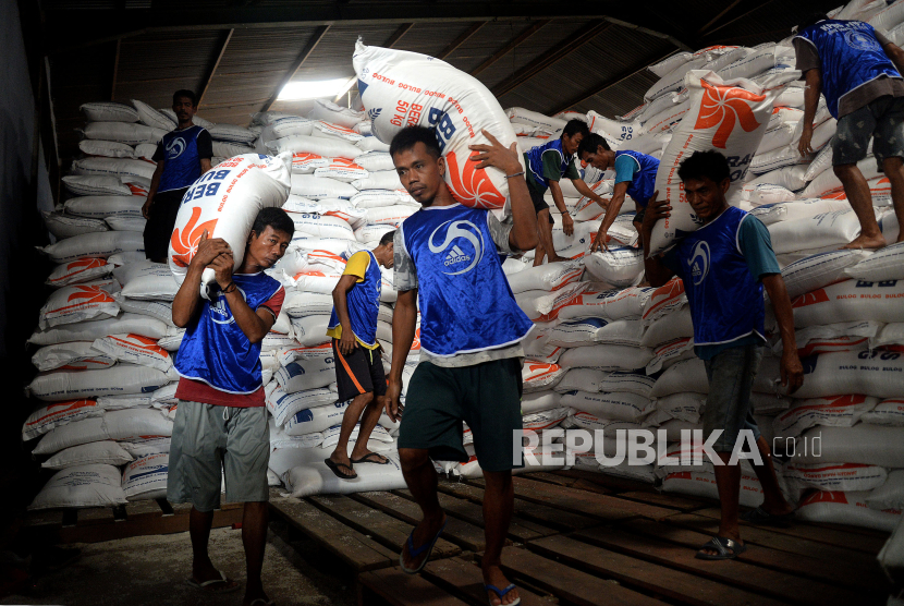 Pekerja mengangkat beras saat bongkar muat di Pasar Induk Beras Cipinang, Jakarta.  Presiden Joko Widodo (Jokowi) menginstruksikan agar pasokan di pasar induk Cipinang bisa segera membanjiri ke pasar