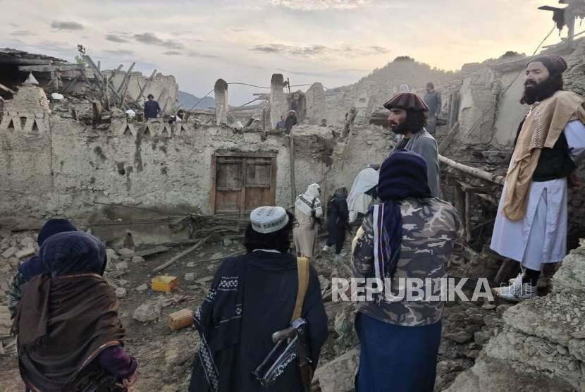 Dalam foto yang dirilis oleh kantor berita pemerintah Bakhtar ini, warga Afghanistan melihat kehancuran yang disebabkan oleh gempa bumi di provinsi Paktika, Afghanistan timur, Rabu, 22 Juni 2022.