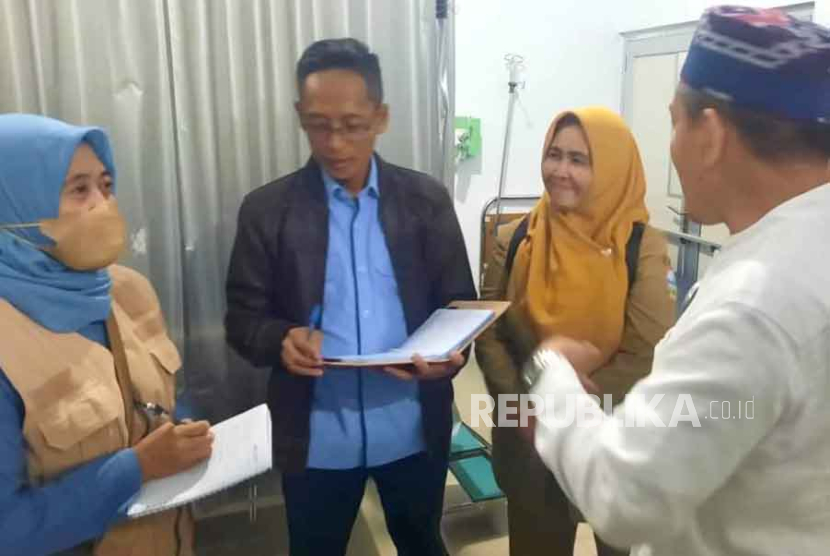 Tim surveilans melakukan investigasi dan penyelidikan epidemiologi pada kasus diduga keracunan pangan di  Kecamatan Cilawu, Kabupaten Garut, Kamis (12/10/2023). 