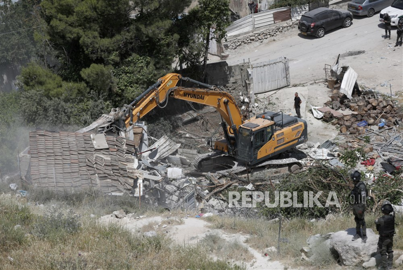 Buldoser disaksikan tentara Israel menghancurkan sebuah rumah milik Palestina Nassar Al-Husseini untuk bangunan ilegal di lingkungan Yerusalem Timur di Wadi Qaddum, Rabu (17/5/ 2023). Menurut keluarga Al-Husseini, 50 warga dari sekitar tujuh keluarga dulu tinggal di rumah tersebut. 