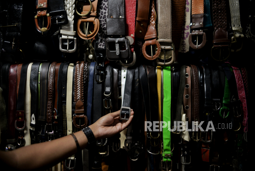 Calon pembeli memilih pakaian impor bekas di Pasar Senen, Jakarta, Jumat (17/2/2023). Menteri Koperasi dan UKM Teten Masduki menyatakan, aktivitas impor baju ilegal mengancam sekitar 533.217 pelaku industri mikro dan kecil di sektor pakaian.