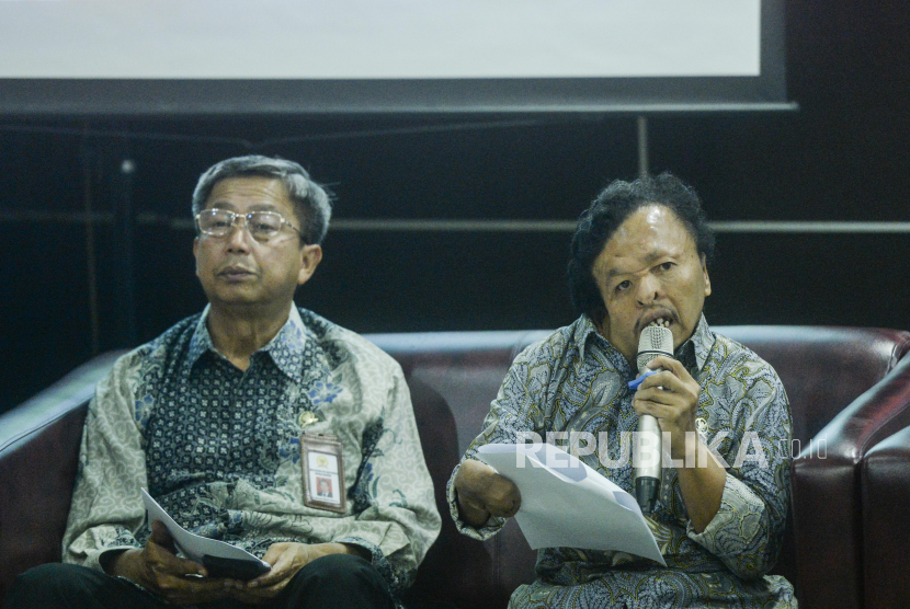 Komisioner Mediasi Prabianto Mukti Wibowo dan Komisioner Pengaduan Hari Kurniawan (kanan). Komnas HAM sebut kebijakan WFH tidak menjawab masalah polusi udara di Jakarta.