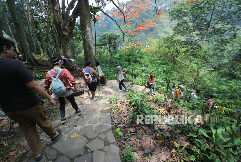 Tempat wisata alam Taman Hutan Raya Ir H Djuanda (Tahura) ramai pengunjung, Ahad (12/11/2023). 