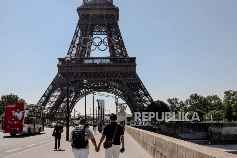 Cincin Olimpiade terpasang di Menara Eiffel, Paris, Prancis. 