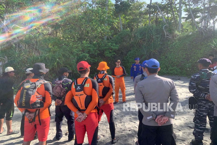 Tim SAR gabungan bersiap melakukan pencarian wisatawan yang dilaporkan tenggelam di kawasan Pantai Taman Manalusu, Kecamatan Cikelet, Kabupaten Garut, Jawa Barat, Senin (6/3/2023). 