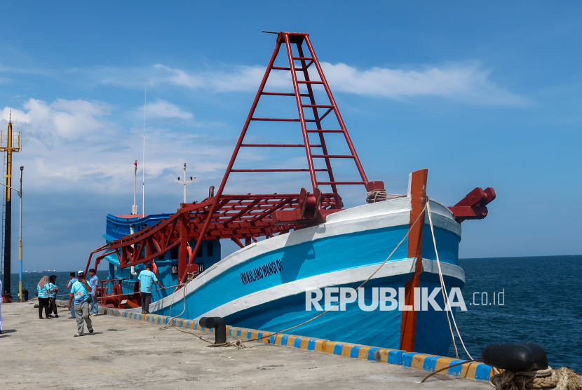 Sejumlah nelayan melihat kapal bantuan dari Kementerian Kelautan dan Perikanan (KKP) di Dermaga Masami, Ketapang, Banyuwangi, Jawa Timur, Jumat (27/12/2024). Melalui kebijakan Tangkap Manfaat, KKP menyerahkan dua unit kapal berukuran 106,67 GT dan 60,05 GT yang merupakan barang milik negara hasil rampasan dari pelaku Illegal, Unreported and Unregulated Fishing (IUUF/penangkapan ikan ilegal, tidak terlaporkan, dan tidak sesuai aturan) kepada Kelompok Usaha Bersama (KUB) guna mendorong peningkatan kesejahteraan nelayan. 