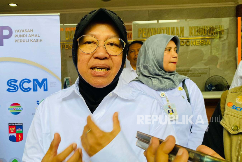 Menteri Sosial Tri Rismaharini mengunjungi pasien operasi katarak gratis di Klinik Mata dr. Hasri Ainun Habibie, Kecamatan Bogor Barat, Kota Bogor, Jawa Barat,Rabu (25/10/2023).