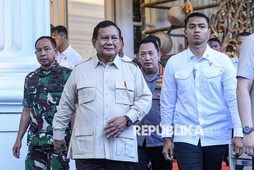 Presiden Prabowo Subianto (kedua kiri) didampingi Panglima TNI Jenderal Agus Subiyanto (kiri), Kapolri Jenderal Listyo Sigit Prabowo (kedua kanan) berjalan usai memberikan arahan kepada perwira tinggi dan jajaran komandan satuan TNI dan Polri saat Rapat Pimpinan (Rapim) TNI-Polri Tahun 2025 di Jakarta, Kamis (30/1/2025). Dalam arahannya Prabowo Subianto menegaskan kepada jajaran TNI dan Polri dituntut untuk memberikan pengabdian yang setinggi-tingginya dan menyerahkan jiwa raga mereka untuk bangsa, negara, dan kepentingan rakyat Indonesia.  