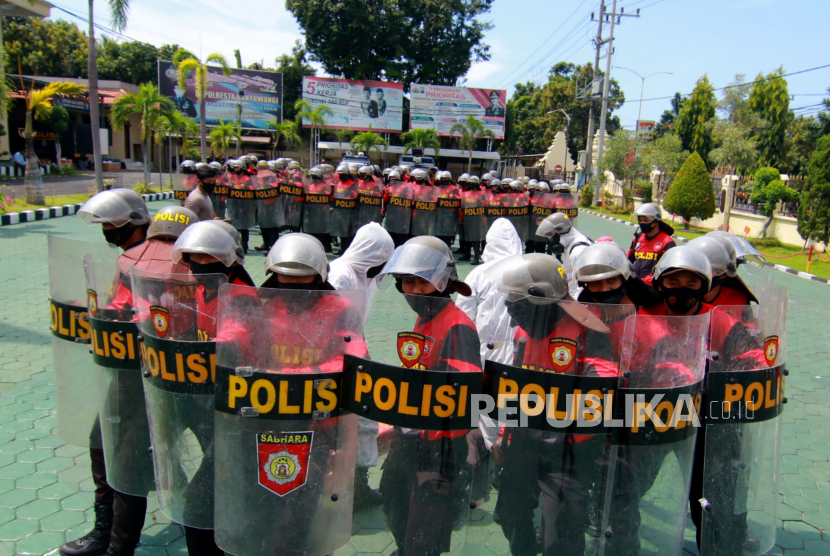 Anggota polisi menggelar latihan pengendalian massa (Dalmas) di Mapolresta Banyuwangi, Jawa Timur, Selasa (8/9/2020). Latihan Dalmas tersebut, untuk meningkatkan kemampuan personel dalam mempersiakan pengamanan Pilkada serentak pada 9 Desember 2020 ditengah wabah COVID-19. 