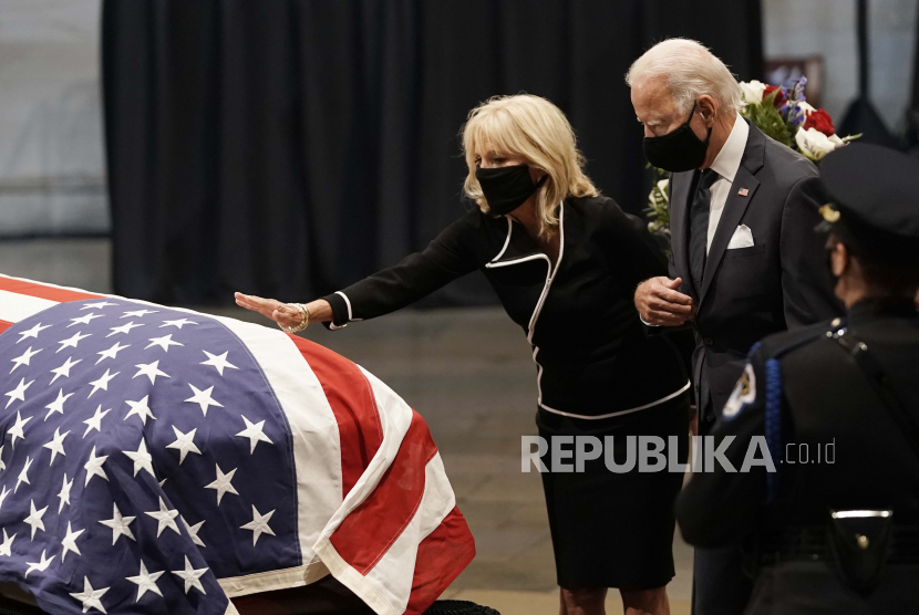 Calon presiden dari Partai Demokrat Joe Biden berdiri di sebelah kanan dan istrinya Jill Biden mengenakan masker di pemakaman. CDC melaporkan angka Covid-19 di AS kini mencapai lebih dari 5,1 juta kasus. Ilustrasi.