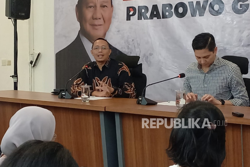 Anggota Tim Gugus Tugas Sinkronisasi Prabowo-Gibran Bidang Komunikasi Hasan Nasbi saat konferensi pers terkait program makan bergizi di Media Center TKN Prabowo-Gibran, Jakarta Selatan, Jumat (19/7/2024). 