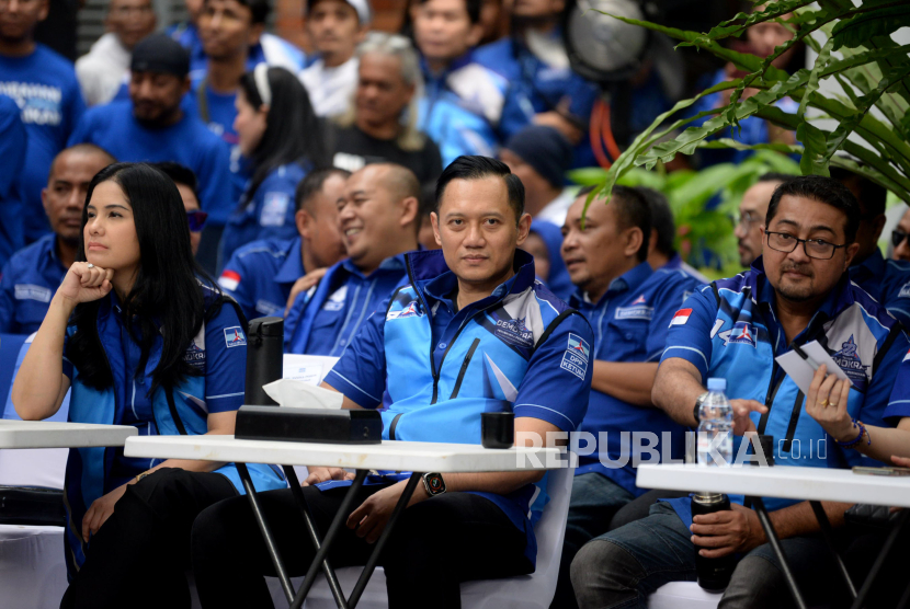 Ketua Umum Partai Demokrat Agus Harimurti Yudhoyono bersama istri Annisa Pohan hadir dalam acara HUT ke-22 Partai Demokrat di DPP Partai Demokrat, Jakarta, Sabtu (9/9/2023). Peringatan HUT ke-22 Partai Demokrat tersebut digelar secara sederhana dan diisi oleh serangkaian acara seperti lomba lukis, donor darah, hingga menghias nasi tumpeng. 